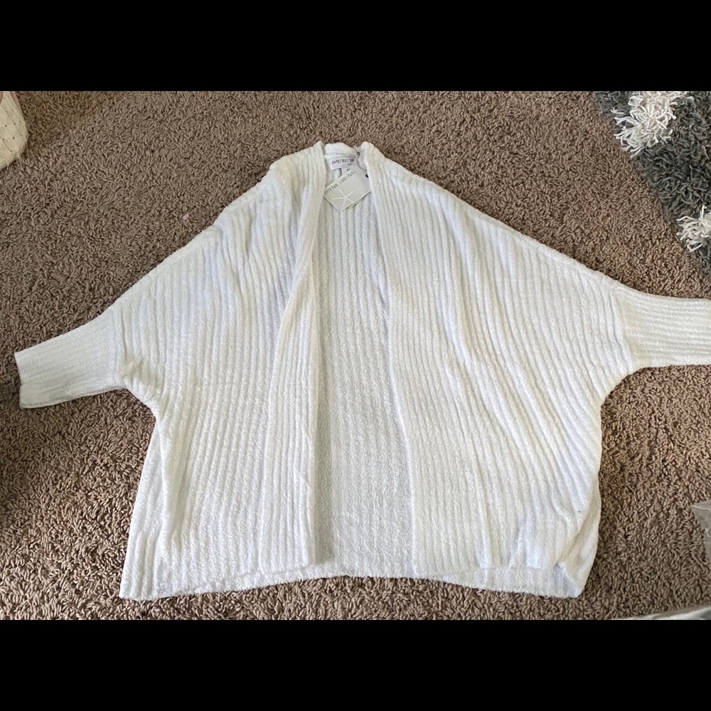 BNWT barefoot Dreams Shrug size S/m.